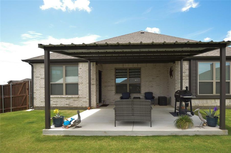 Exterior details and patio area of a home in , Venus (Image 4).