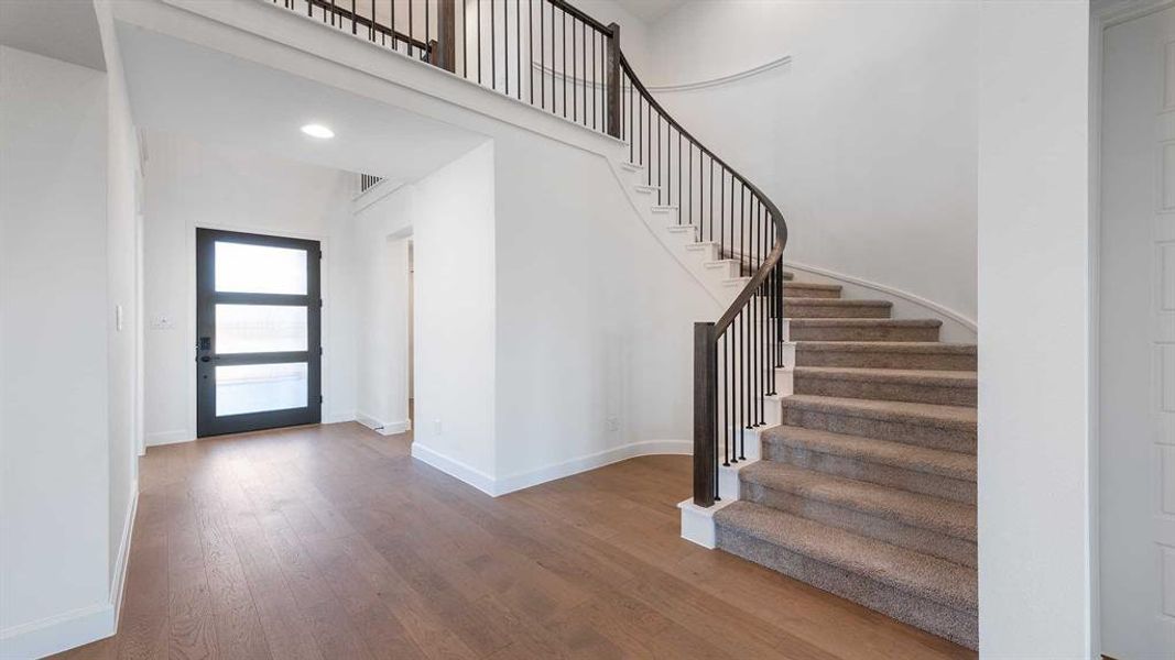 Spacious, unfurnished interior of a new home in Terraces 82'/100', Rockwall (Image 24).