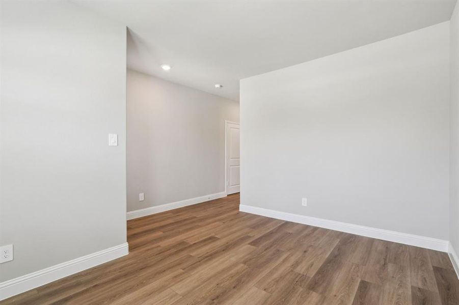 Spacious, unfurnished interior of a new home in Westmoor, Sherman (Image 18).