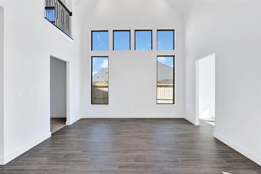 Spacious, unfurnished interior of a new home in Cross Creek West, Fulshear (Image 25).