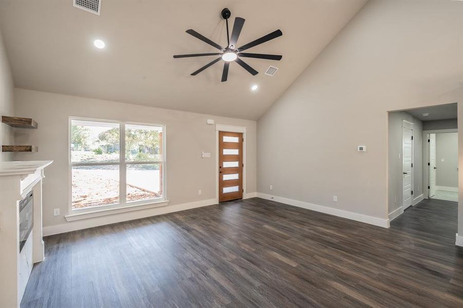 Spacious, unfurnished interior of a new home in , Alvarado (Image 35).