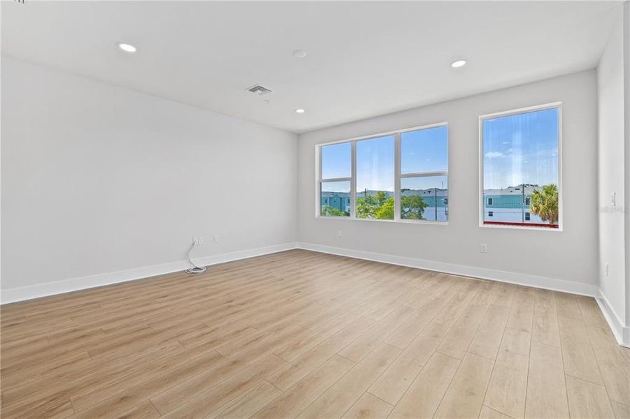 Spacious, unfurnished interior of a new home in , St. Petersburg (Image 23).