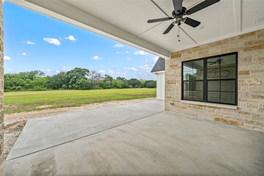 Exterior details and patio area of a home in , Gatesville (Image 3).