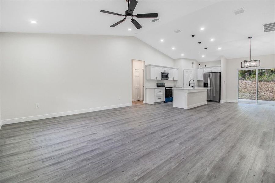 Spacious, unfurnished interior of a new home in , Deland (Image 12).