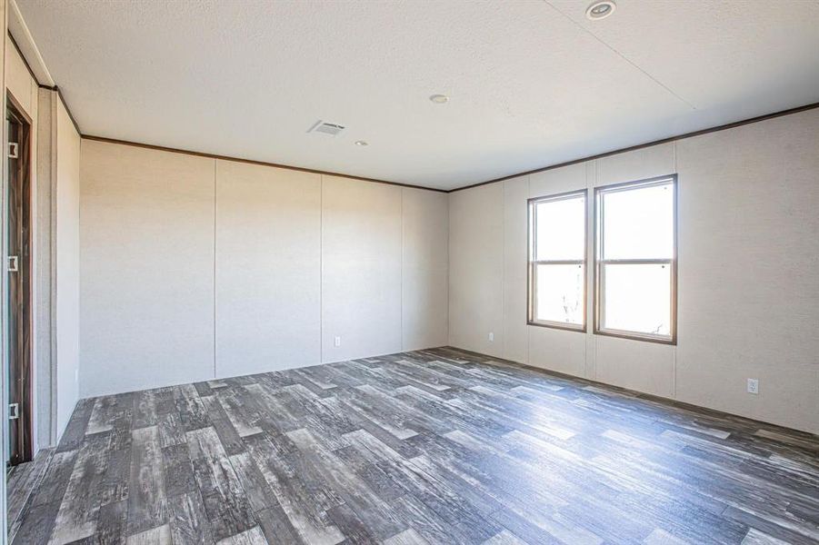 Spacious, unfurnished interior of a new home in , Bellevue (Image 25).