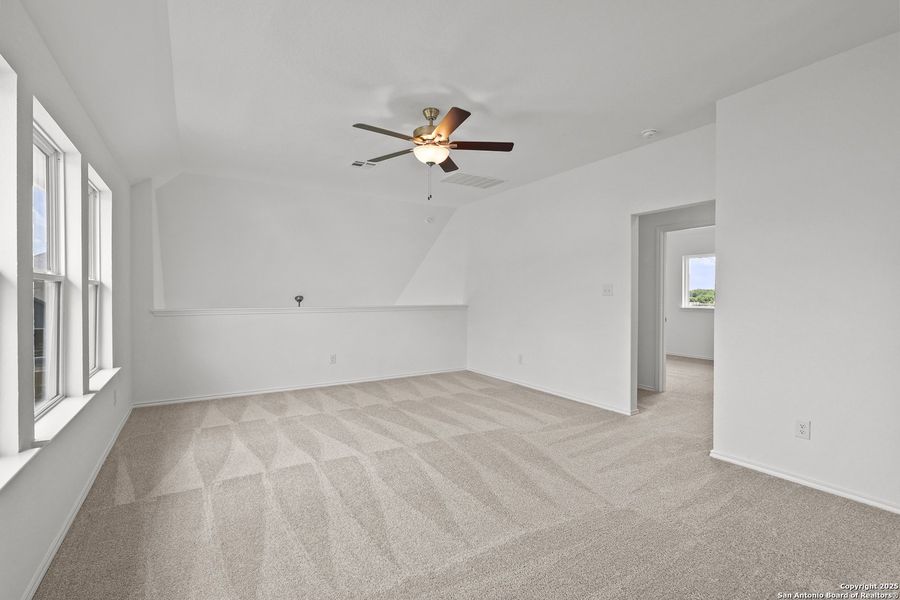 Spacious, unfurnished interior of a new home in Rhine Valley, Schertz (Image 15).