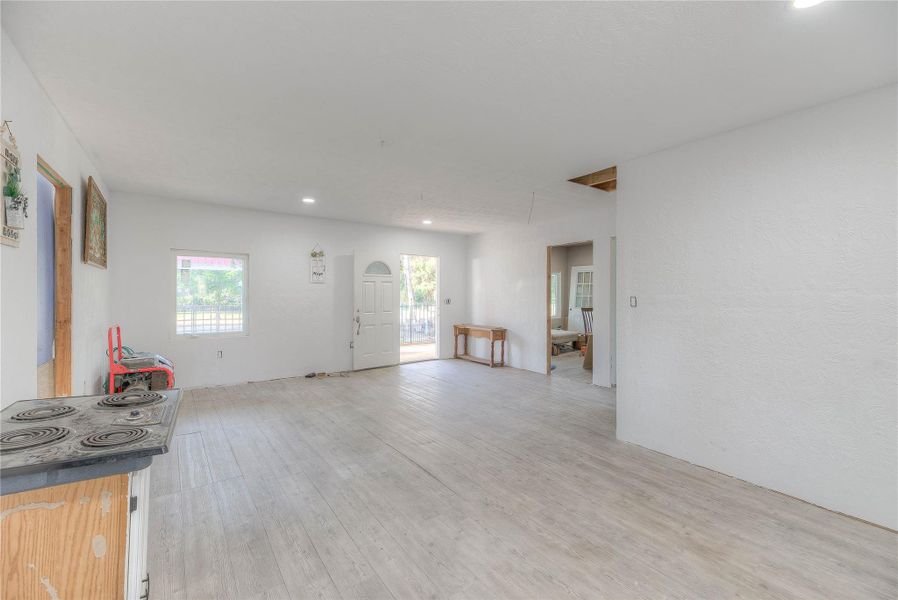 Spacious, unfurnished interior of a new home in , Livingston (Image 9).