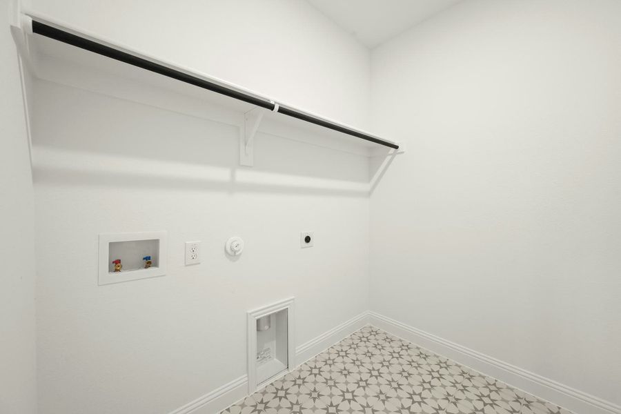 Spacious, unfurnished interior of a new home in Stone Eagle, Azle (Image 25).