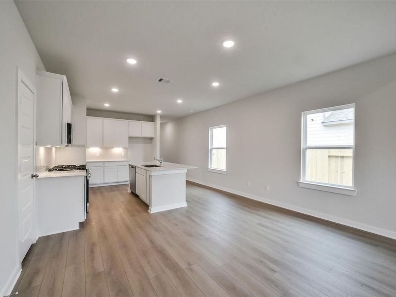 Spacious, unfurnished interior of a new home in Caney Creek Place, Conroe (Image 18).