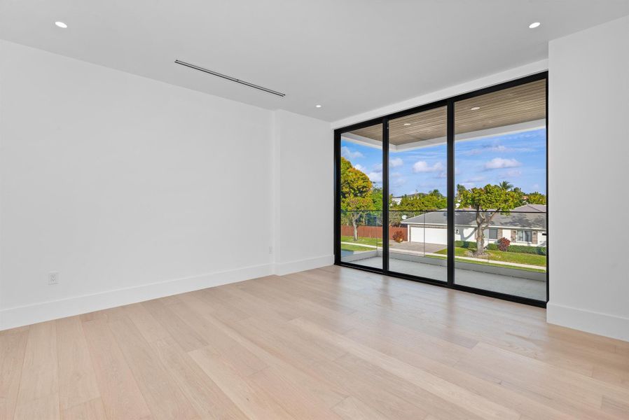 Spacious, unfurnished interior of a new home in , Boca Raton (Image 28).