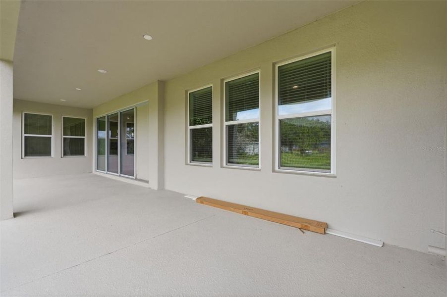 Exterior details and patio area of a home in , Plant City (Image 3).