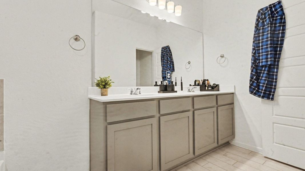 Furnished interior view inside a new home in , Baytown (Image 14).