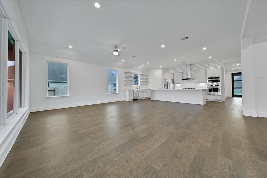 Spacious, unfurnished interior of a new home in Water Crest on Lake Conroe - LAKE FRONT, Conroe (Image 19). Spacious, unfurnished interior of a new home in Water Crest on Lake Conroe - LAKE FRONT, Conroe (Image 19).