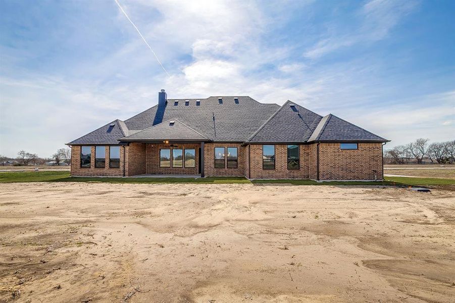 Exterior details and patio area of a home in Waterfall Ranch Estates, Waxahachie (Image 3).