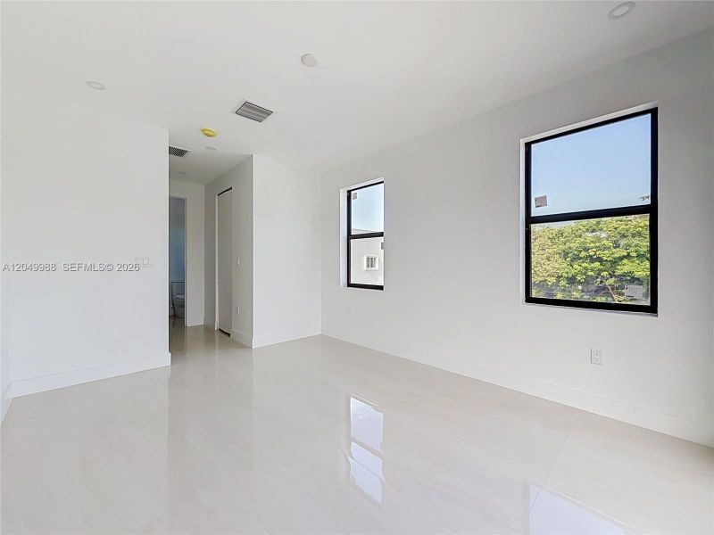 Spacious, unfurnished interior of a new home in , Miami (Image 14).