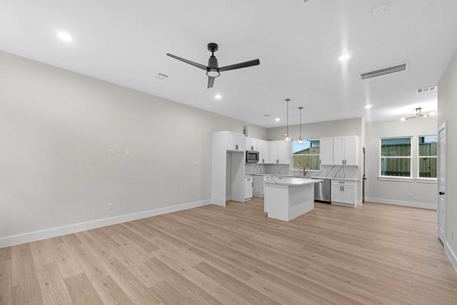 Spacious, unfurnished interior of a new home in , Houston (Image 12).