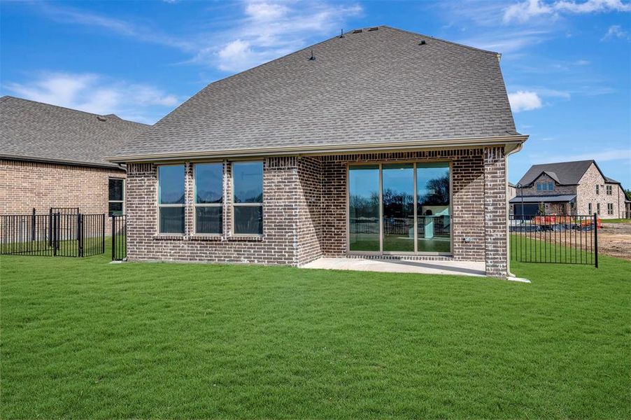 Exterior details and patio area of a home in Heath Golf & Yacht Villas, Heath (Image 20).