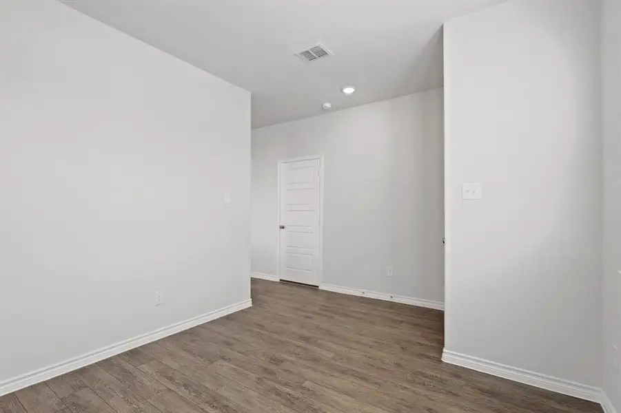 Spacious, unfurnished interior of a new home in Sycamore Landing, Fort Worth (Image 15). Spacious, unfurnished interior of a new home in Sycamore Landing, Fort Worth (Image 15).
