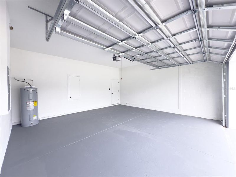 Spacious, unfurnished interior of a new home in , Ocala (Image 32).