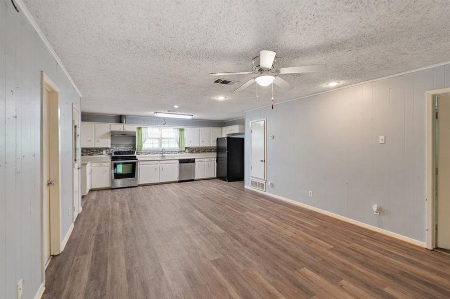 Spacious, unfurnished interior of a new home in , Gun Barrel City (Image 11).