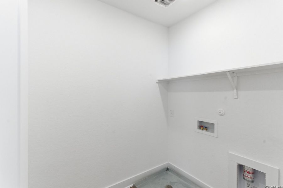 Spacious, unfurnished interior of a new home in Rose Hill, San Antonio (Image 27).