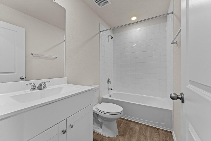 Furnished interior view inside a new home in Ladera, Luling (Image 9).