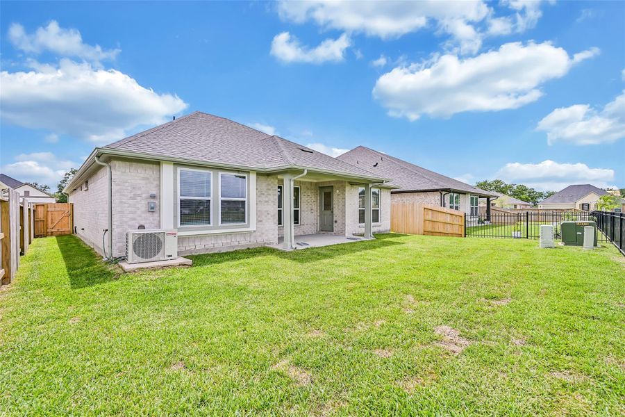 Exterior details and patio area of a home in Laurel Landing, Alvin (Image 3).