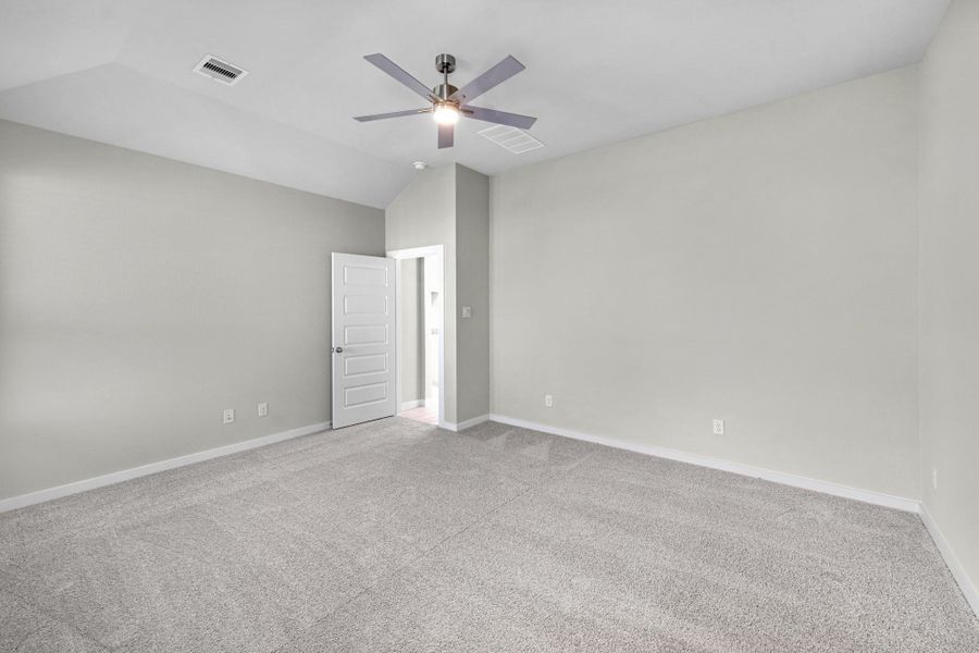 Spacious, unfurnished interior of a new home in Sunterra Lakes, Fulshear (Image 23).