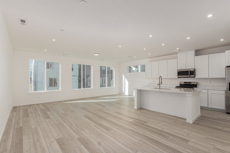 Spacious, unfurnished interior of a new home in Parkside at Victory Ridge, Colorado Springs (Image 13).