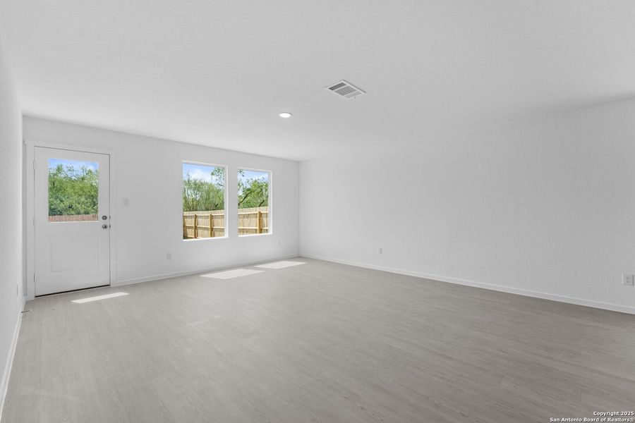 Spacious, unfurnished interior of a new home in Lodi Grove, Floresville (Image 16).