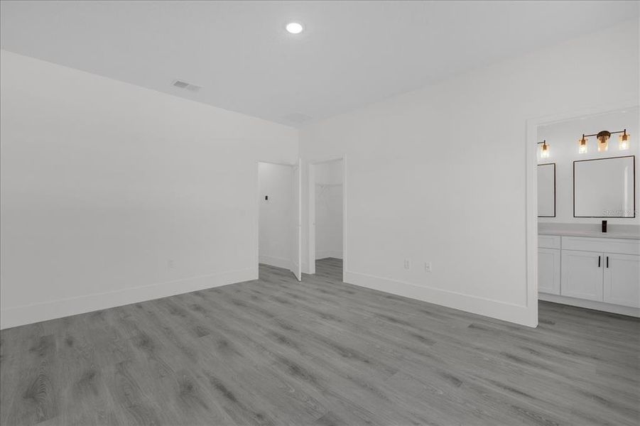 Spacious, unfurnished interior of a new home in , Ocala (Image 11).