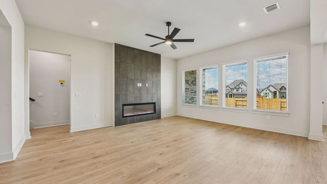 Spacious, unfurnished interior of a new home in Sunfield, Buda (Image 12).