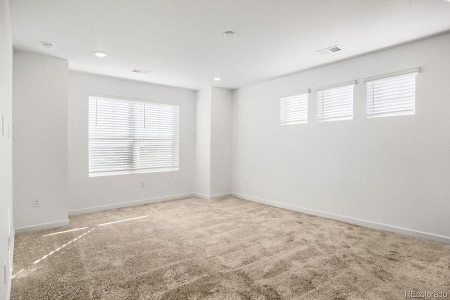 Spacious, unfurnished interior of a new home in Parterre, Thornton (Image 8).