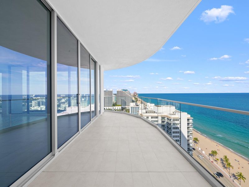 Condo located in Fort Lauderdale, FL showcasing its design and architecture (Image 34).