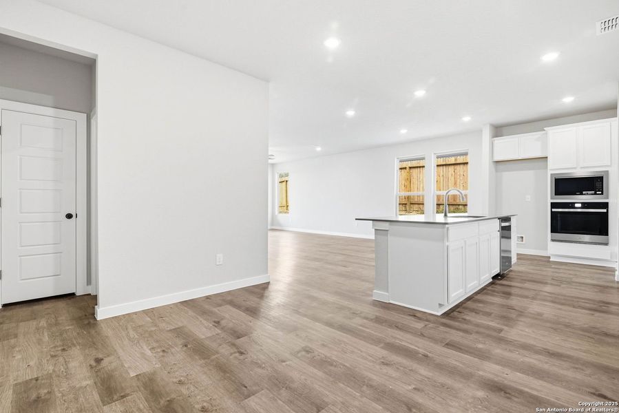 Spacious, unfurnished interior of a new home in Vista Ridge, Live Oak (Image 27).