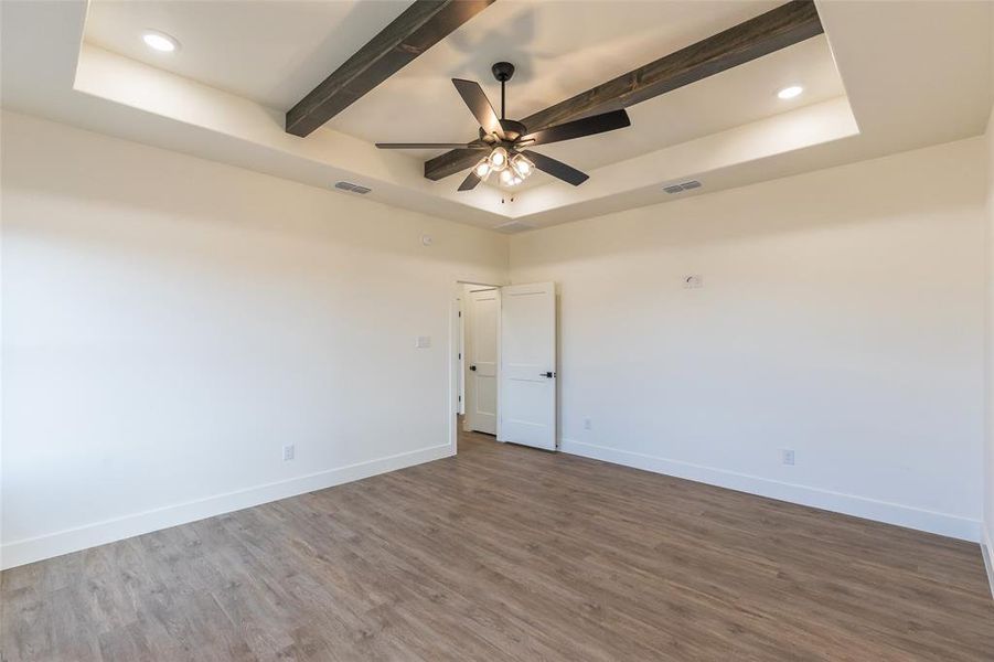 Spacious, unfurnished interior of a new home in , Ovalo (Image 13).