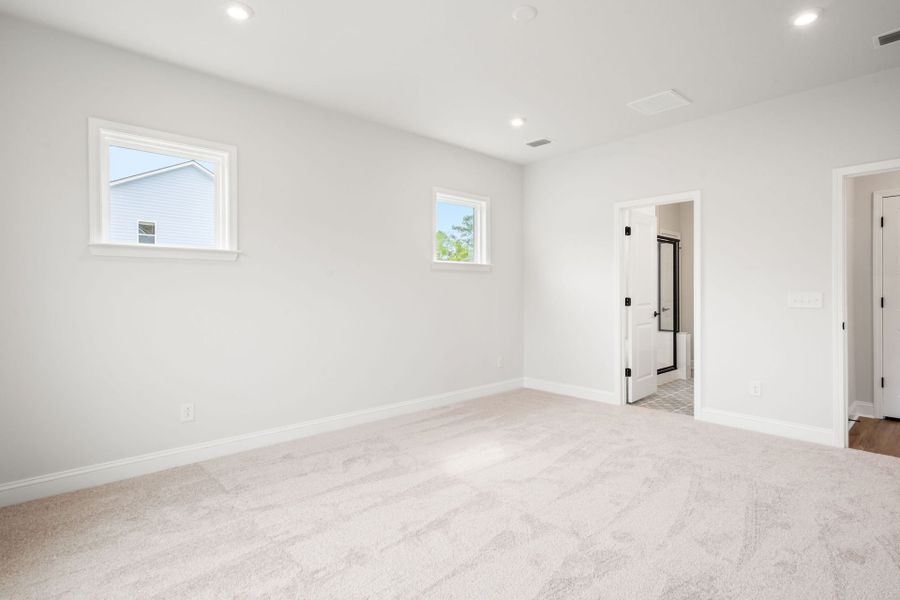 Spacious, unfurnished interior of a new home in Waterways, Richmond Hill (Image 23).