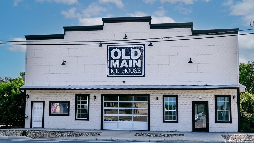 Front exterior of a new home in Legacy At Lake Dunlap 40', New Braunfels, TX, highlighting curb appeal (Image 4). Front exterior of a new home in Legacy At Lake Dunlap 40', New Braunfels, TX, highlighting curb appeal (Image 4).