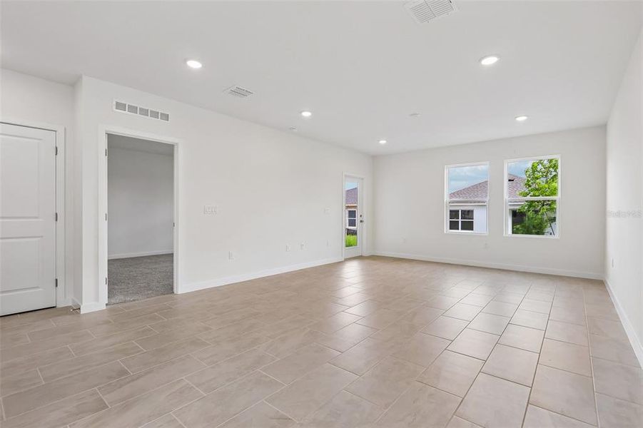 Spacious, unfurnished interior of a new home in Hamilton Bluff, Haines City (Image 33).