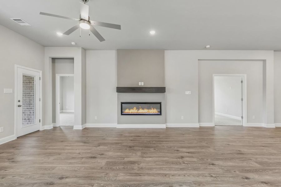 Spacious, unfurnished interior of a new home in Las Lomas, Forney (Image 23).