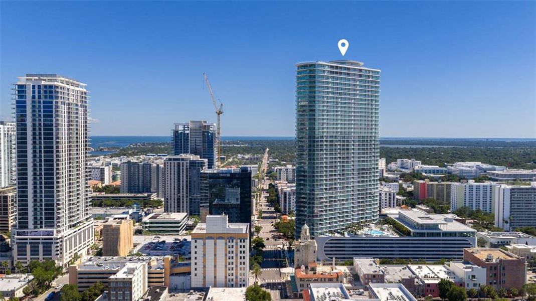 Condo located in St. Petersburg, FL showcasing its design and architecture (Image 58).
