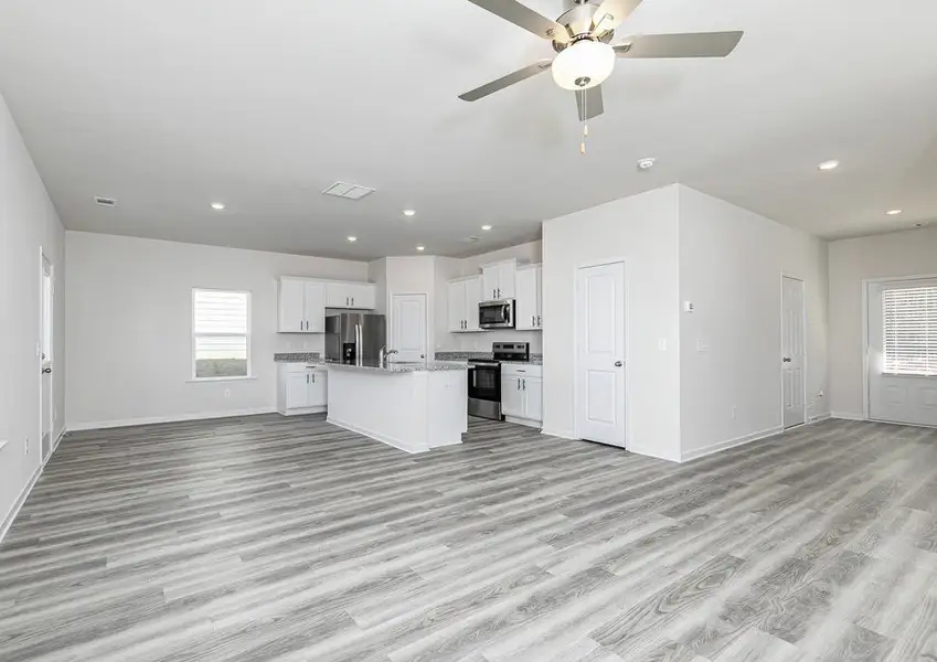 Move freely between the kitchen and the dining room Move freely between the kitchen and the dining room