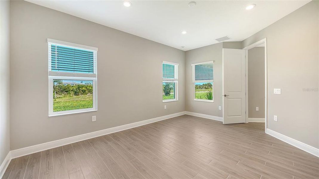 Spacious, unfurnished interior of a new home in Palmera, Venice (Image 32). Spacious, unfurnished interior of a new home in Palmera, Venice (Image 32).