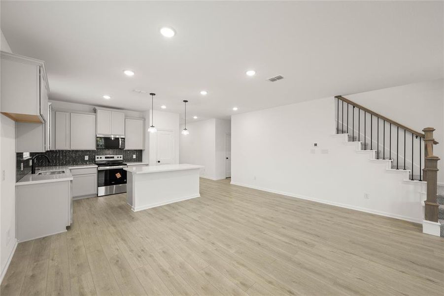 116 Honey Bee- Dining-1