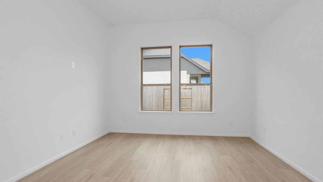 Spacious, unfurnished interior of a new home in Brookewater 40', Rosenberg (Image 8).