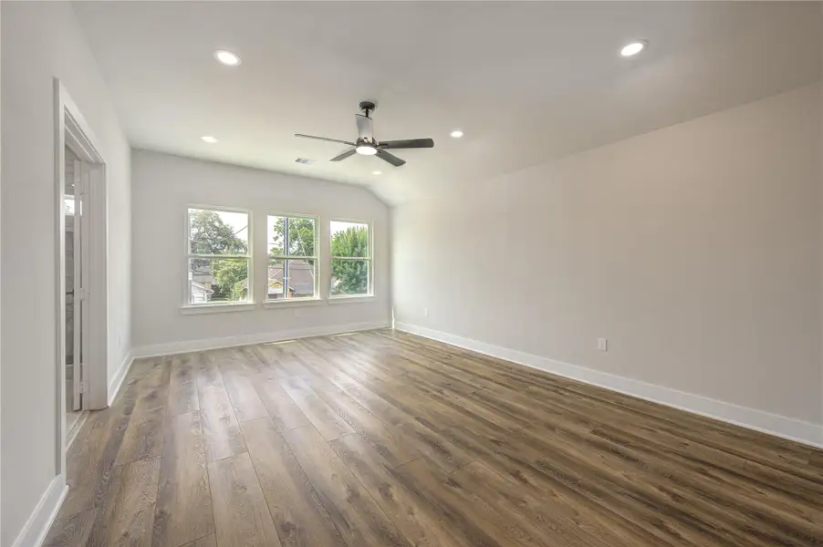 Spacious, unfurnished interior of a new home in , Houston (Image 10).
