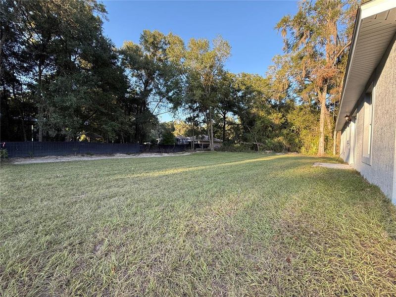 Exterior details and patio area of a home in , Dunnellon (Image 11).
