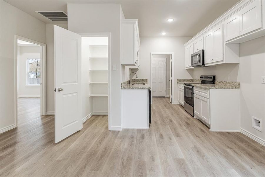 Furnished interior view inside a new home in , Mabank (Image 10).