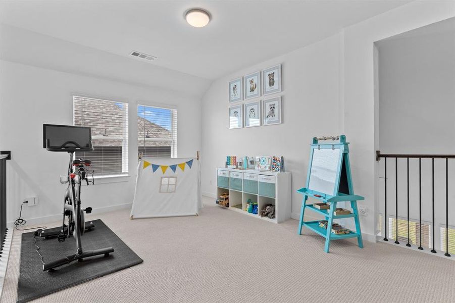 Overlook to the living room below without the noise factor. Overlook to the living room below without the noise factor.