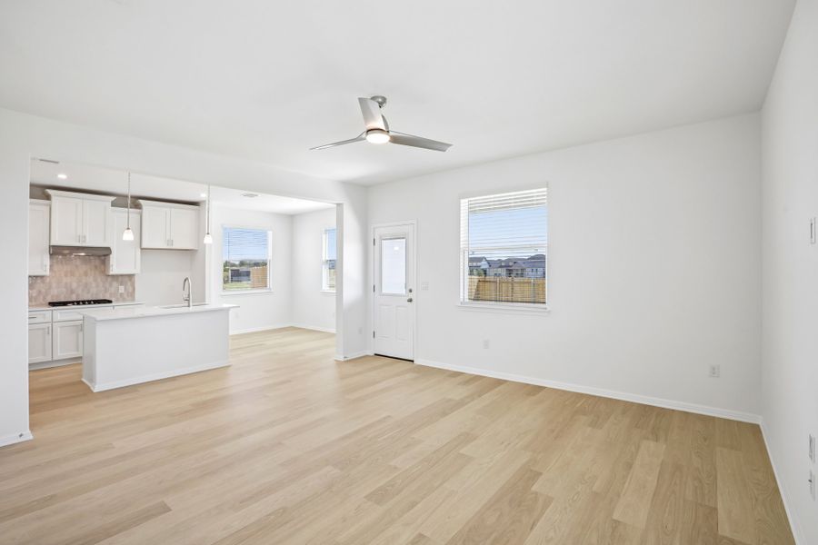 Spacious, unfurnished interior of a new home in Porter Country, Buda (Image 13).